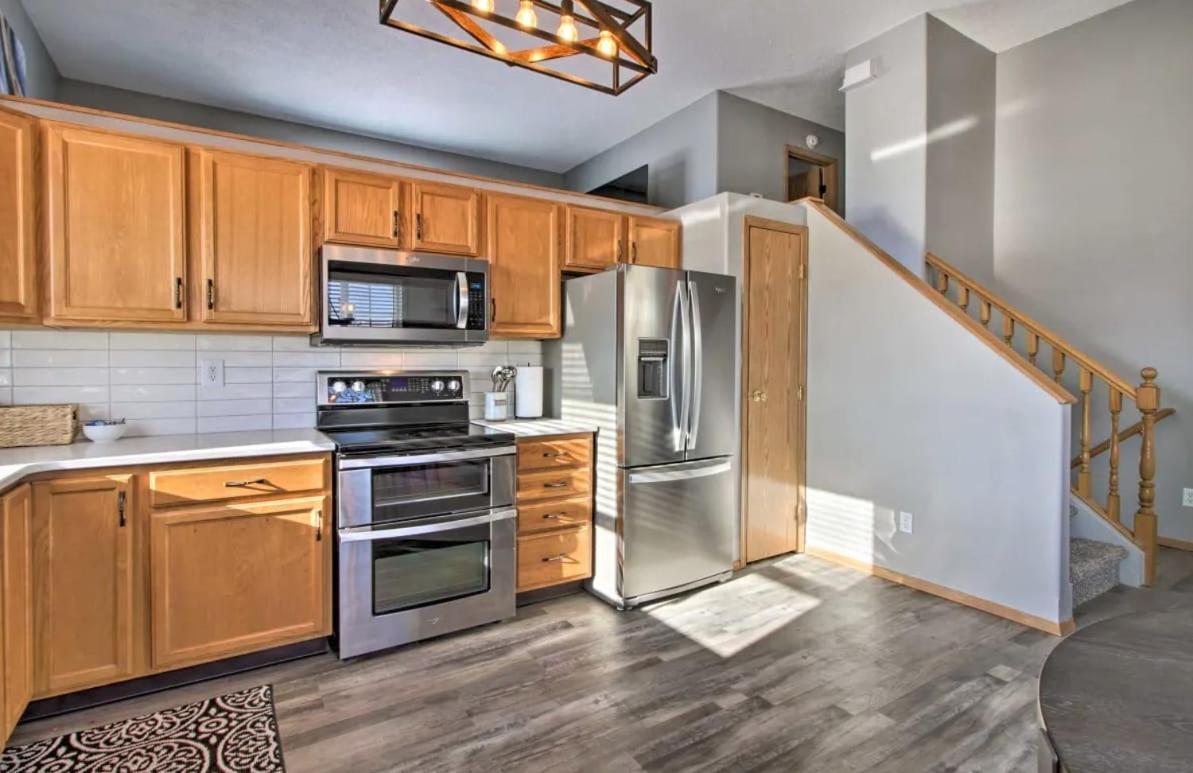 Villa Welcoming West Fargo Retreat W Backyard Extérieur photo