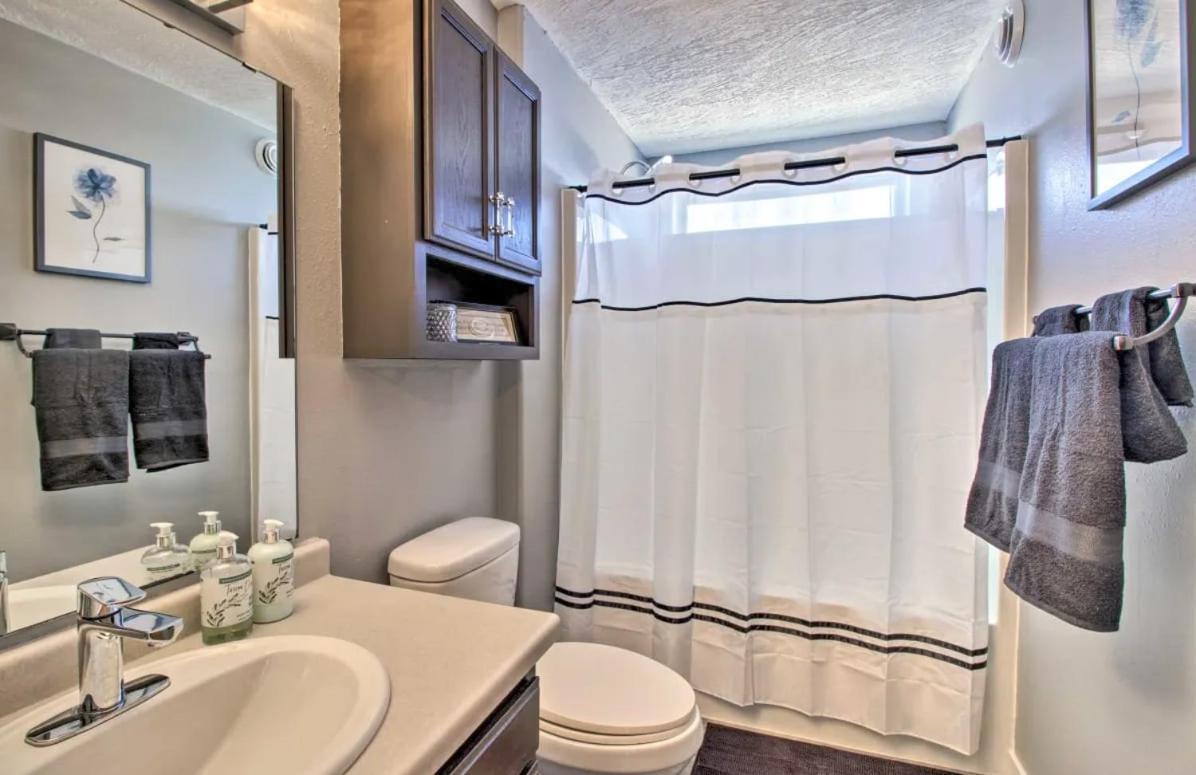 Villa Welcoming West Fargo Retreat W Backyard Extérieur photo