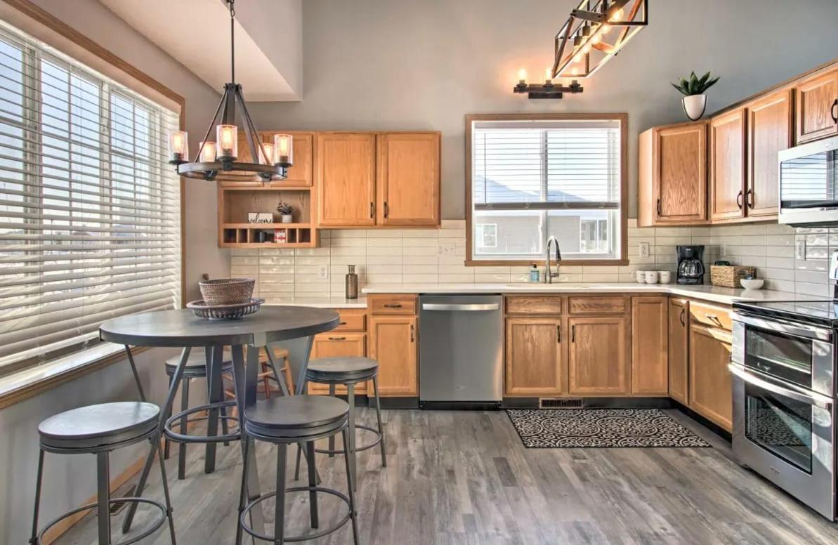 Villa Welcoming West Fargo Retreat W Backyard Extérieur photo