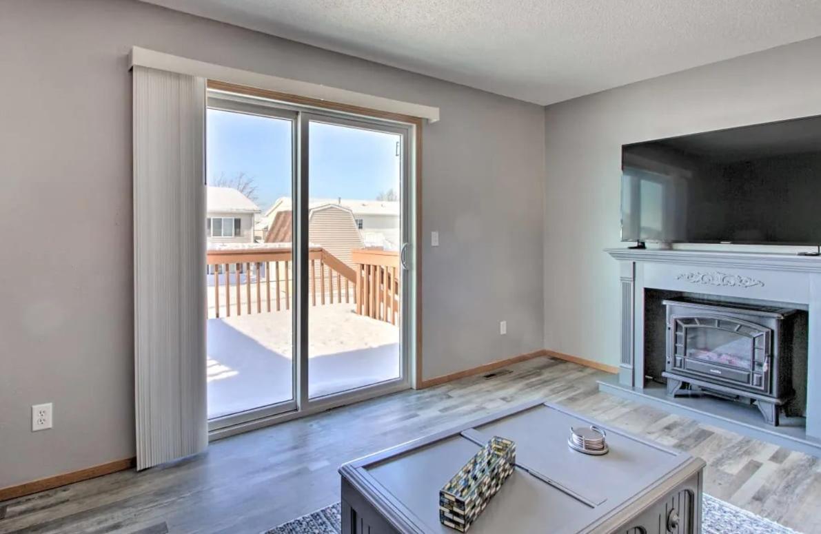 Villa Welcoming West Fargo Retreat W Backyard Extérieur photo