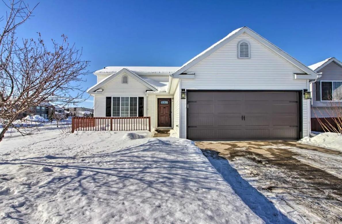 Villa Welcoming West Fargo Retreat W Backyard Extérieur photo